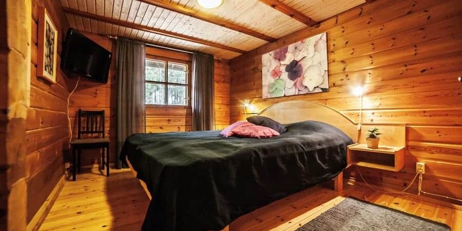 Makuuhuone_skitunas Alakerran isossa makuuhuoneessa 2 x 90 cm sänkyä. Villa Skitunäs Pyhtää