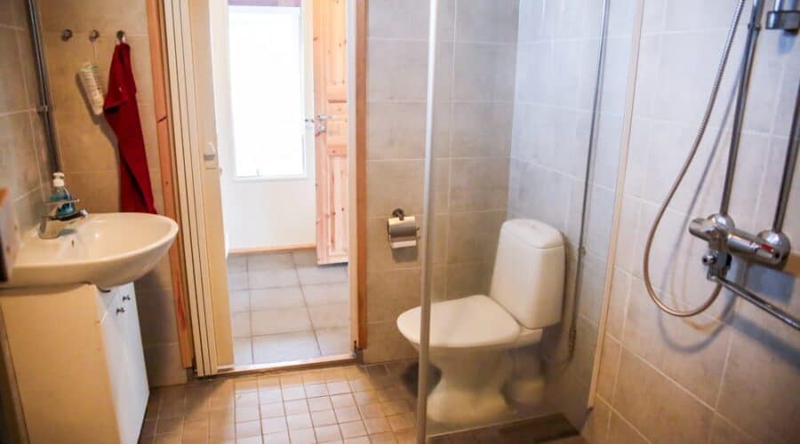 Rantakari_pesuhuone Rantakarin mökillä pesuhuone, jossa wc. Mökillä myös erillinen wc