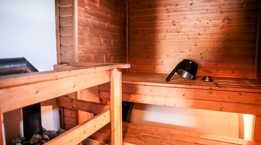 Rantakari_sauna Rantakarin mökillä puulämmiteinen sauna
