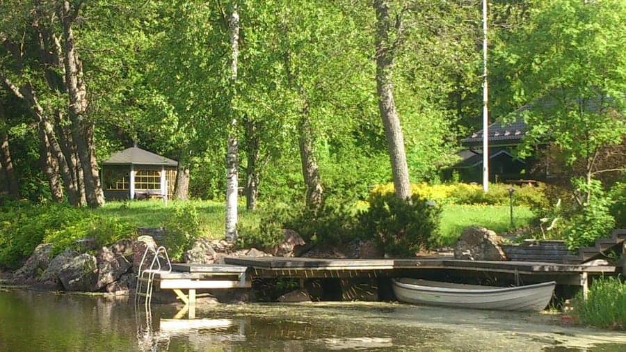 Strukan vuokramökki sijaitsee aivan joen rannassa. Mökillä laituri