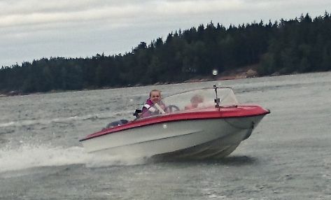 Kaunis kuva Suomen Kotteria -alueesta. Laiturit ja luonnonkaunis ympäristö tarjoavat täydellisen veneilyn ja vapaa-aikaan.