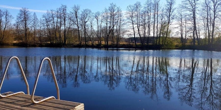 Uimalaituri Strukan rannassa on laituri, jossa uimapoertaat