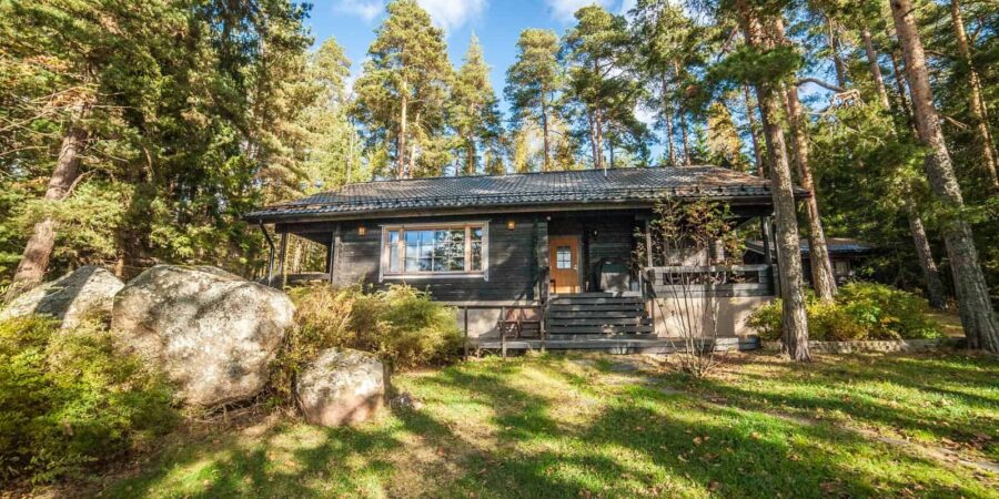 Julkisivu_skitunasvilla Skitunäsin vuokramökki Pyhtää. Merenrantamökki 10:lle ympärivuotiseen käyttöön.