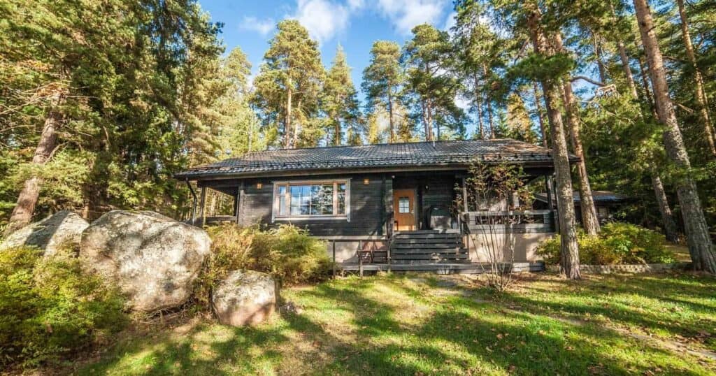 Skitunäsin vuokramökki Pyhtää. Merenrantamökki 10:lle ympärivuotiseen käyttöön.
