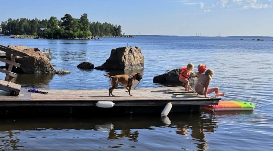 Rantakari_laituri Rantakarin vuokramökillä oma laituri ja meriterassi aivan meren äärellä