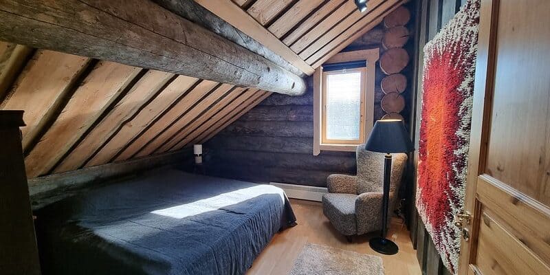 Makuuhuone_kaunisvirta Vuokramökki, makuuhone. Yläkerran makuuhuoneessa 2 x 90cm sängyt vierekkäin