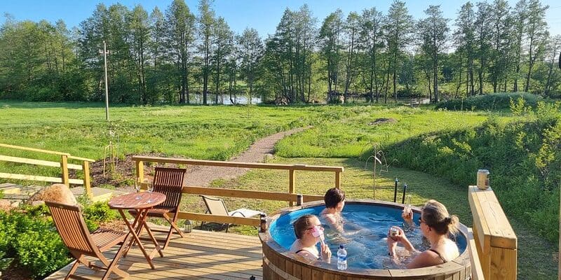 Paljuhetki Villa Kaunisvirran paljulta upeat näköalat joelle. Pyhtää, Kymenlaakso.