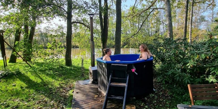 struka_paljuhetki Strukan vuokramökin rannassa on puulämmitteinen palju