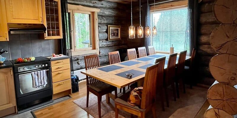 Ruokailutila, villa kaunisvirta Ruokailutila ja keittiö Kaunisvirran huvilalla Pyhtäällä 10:lle. Majoitus huvilassa 12:lle