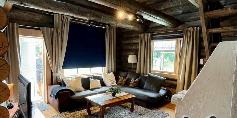 Olohuone, villa Kaunisvirta Villa Kaunisvirta, olohuone. Huvila sijaitsee Pyhtäällä, Etelä-Suomessa