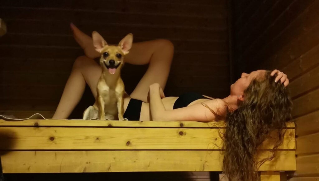 Puulämmitteinen sauna Rantakarin mökillä Kotkassa
