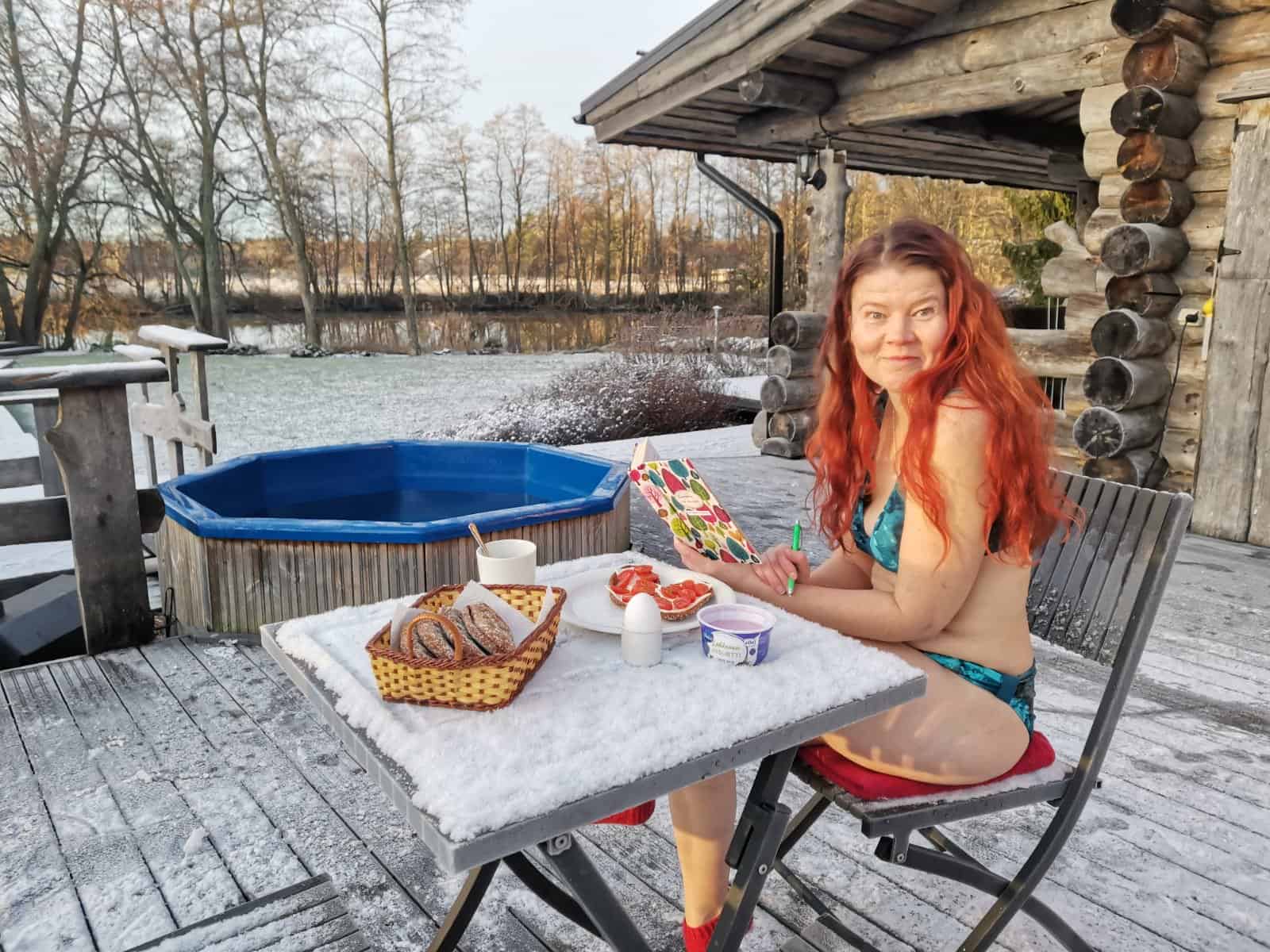 Hot tub at the Kivikoski cottage in Pyhtää. At Suomen Kotteria’s rental cottages in Kymenlaakso, you can also enjoy the warmth of the sauna and fireplace during a winter getaway.