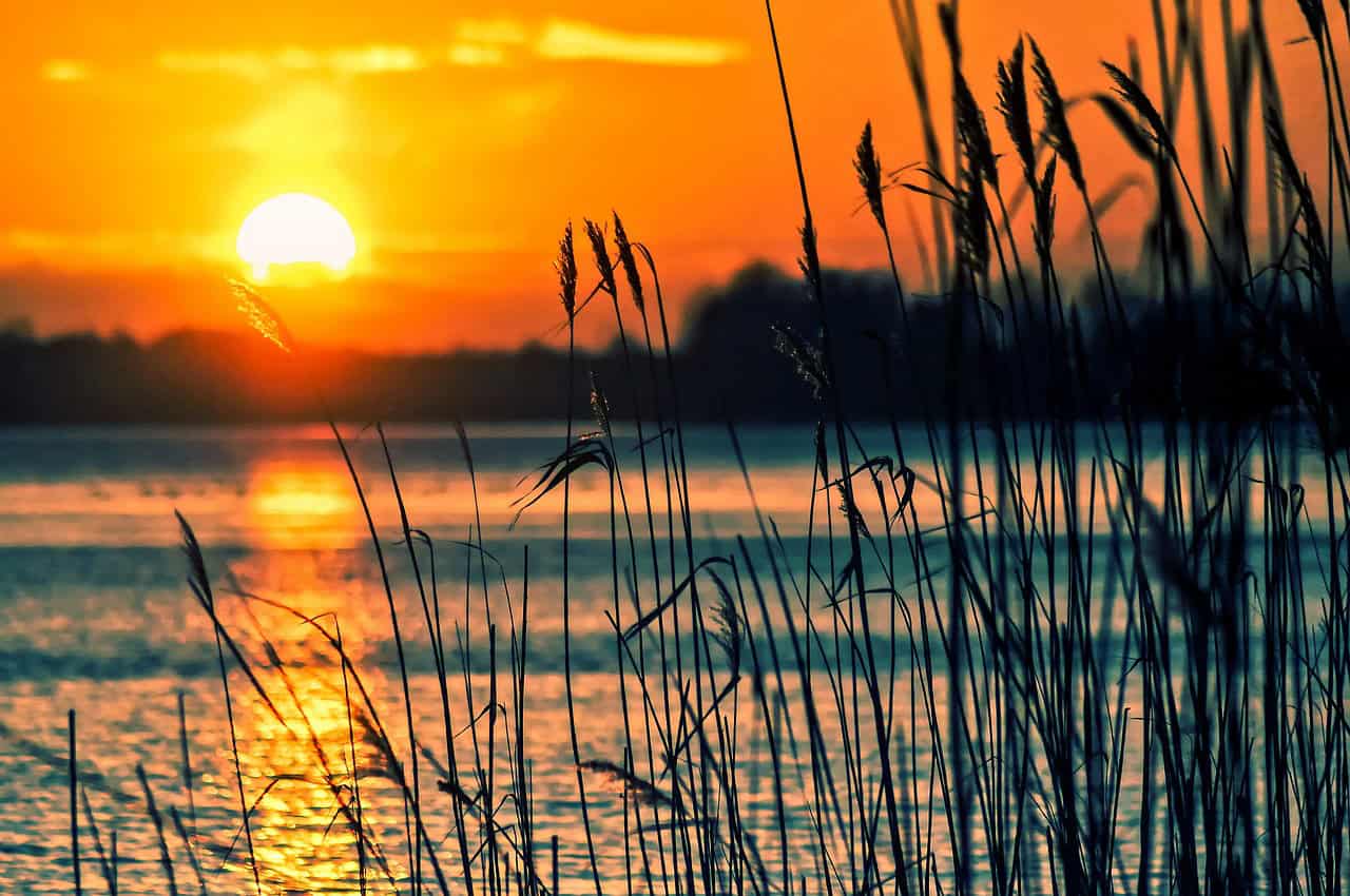 Auringonlasku järvelle