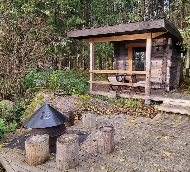 Strukan mökin rannassa erillinen rantasauna. Struka villa, pyhtää, kymenlaakso