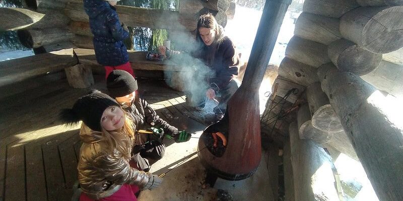 Grillaajat talvella, Kivikoski Grillaajat Kivikosken mökin grillikodassa talvella. Kivikoski mökki Pyhtäällä Kymenlaaksossa 7:lle.