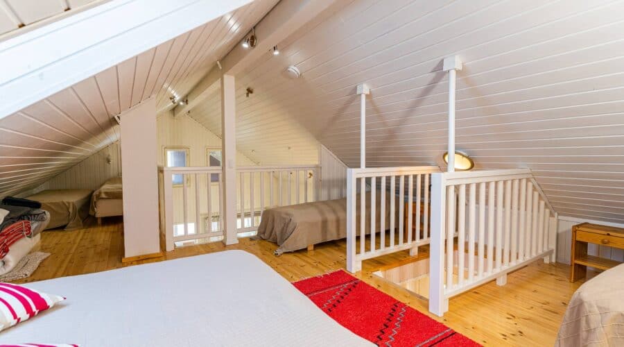 Parvi_Rantakarimokki Vuokramökillä parvi. Parvi aukeaa olohuoneeseen.