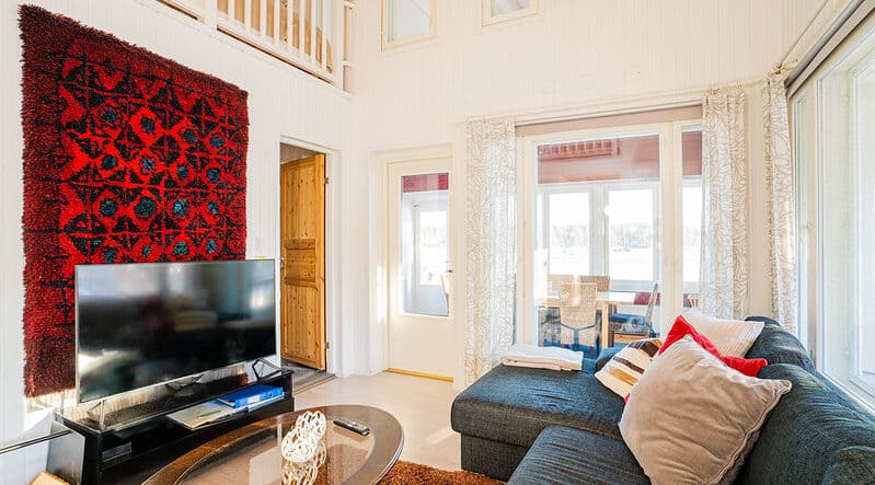 Rantakari_vuokramokki_olohuone Rantakarin vuokramökillä Kotkassa olohuone, jossa mukava sohva ja upeat näköalat merelle.