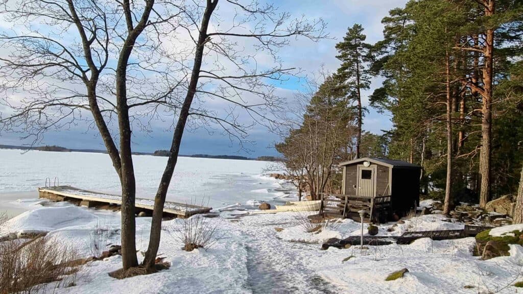 Rantasauna Skitunäsin mökillä ympärivuotiseen käyttöön. Pyhtää, Etelä-SUomi