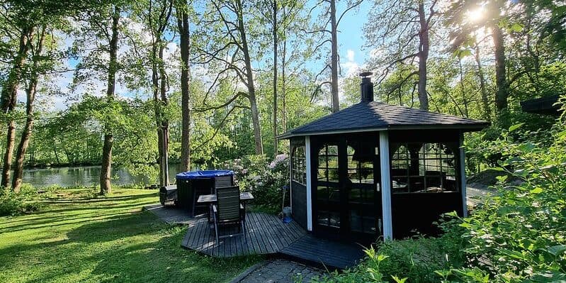 Huvimaja Struka villa, kesä Strukan vuokramökillä Pyhtäällä on pihapiirissä huvimaja ja palju. Huvimajassa parilagrilli. Mukavat tilat 10:lle.