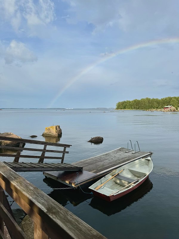 Rantakarin mökillä oma laituri ja soutuvene käytettävissä