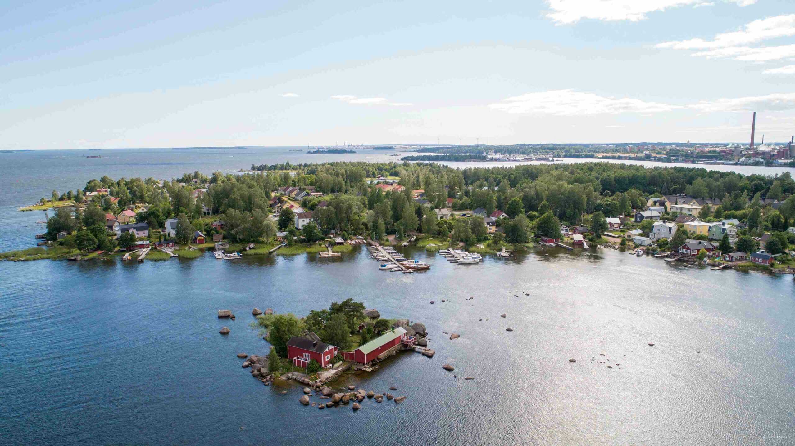 Tiutisen saari Kotkan edustalla. Tiutisessa Rantakarin vuokramökki kalastajien ja kalastuslomalaisten käyttöön.
