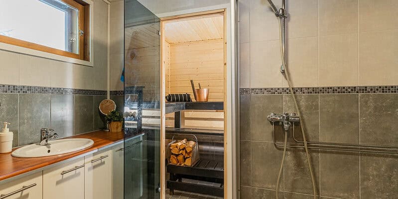 Pesuhuone ja sauna, Struka villa Strukan vuokramökillä on suihkutila jossa 2 suihkua ja puulämmitteinen mökkisauna. Struka villa tarjoaa tasokasta majoitusta Pyhtäällä, noin 110km Helsingistä