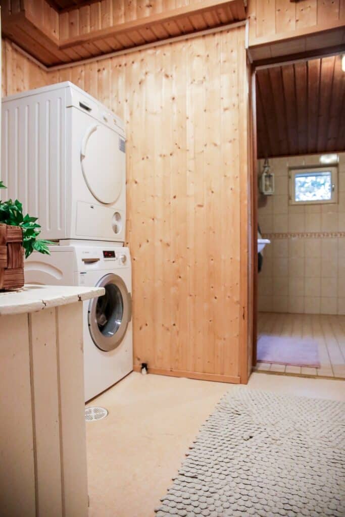 Seurakuja 6 Kotka, ison yksiön kodinhoitotila. Pesukone ja kuivausrumpu mahtuu hyvin.