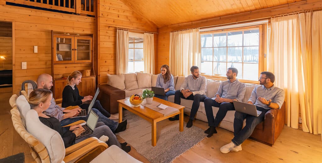 Kokouspaikaksi mökki. Struka villa Pyhtäällä tarjoaa innovatiiviset kokoustilat ja majoitusta 10-16:lle. Pyhtää, Etelä-Suomi.