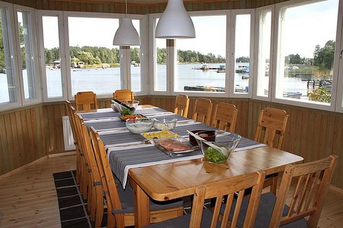 Seurakuja 6 Kotka, ison yksiön erkkeri. Erkkerissä ruokapöytä