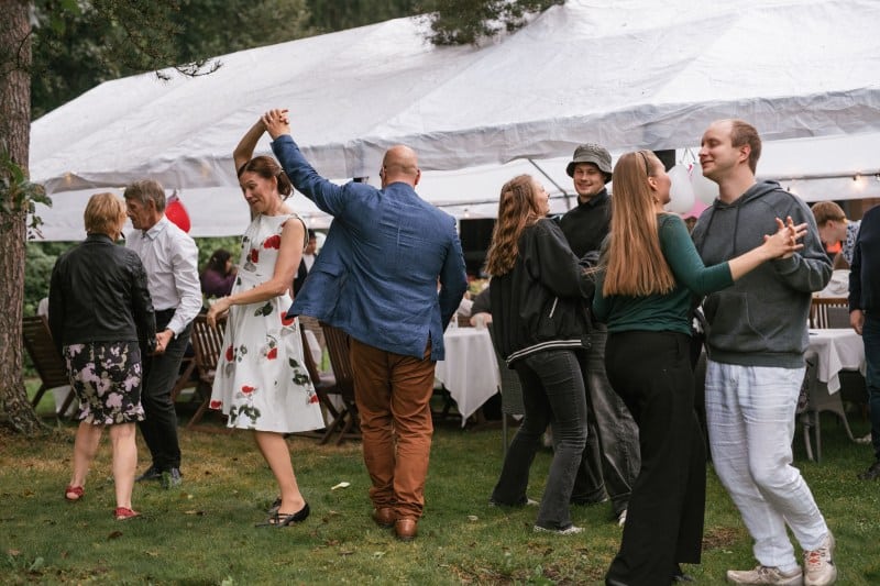 Hauskat suunnitellut ja rakennettu Suomen Kotterian katto.