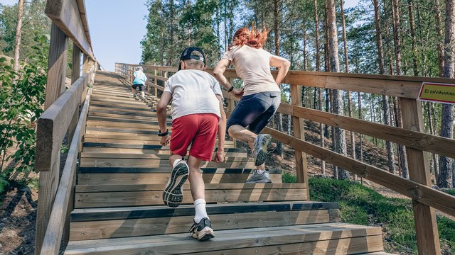 Lastenvaellusta luonnossa Kotterian poluilla Suomessa.