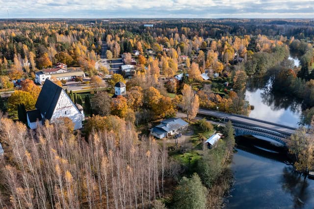 Kaunis syksyinen maisema Suomen Kotteriasta ja joesta.