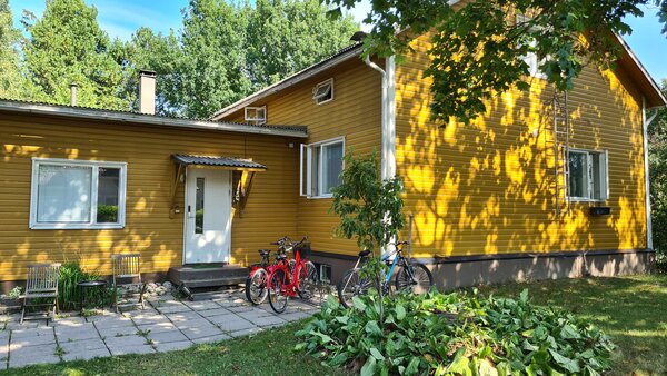 Helsingin vuokratalo, Arttolantie 19 Puistolassa. Hiuoneet vakituiseen asumiseen. Piharakennus työtilaksi.