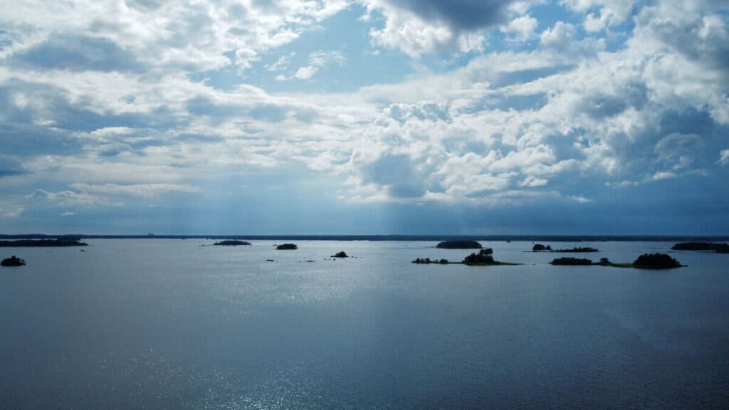 Suomen Kotterian kaunis merimaisema ja pilvinen taivas, luonnon rauhaa ja kauneutta.