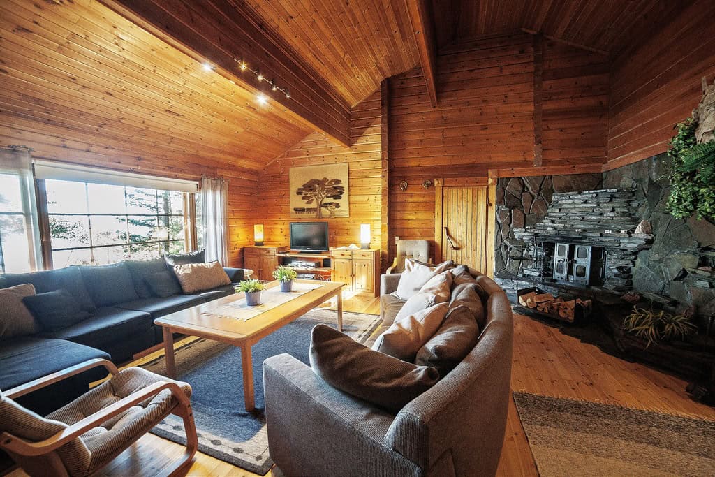 Villa Skitunäs, merenrantamökki Pyhtäällä 12:lle. Iso mökki ympärivuotiseen käyttöön Kymenlaaksossa, vain 110km Helsingistä