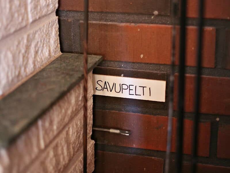 Savupelti ulkona, tarkoitettu tuvassa tulen ja savun varastointiin. Suomessa korkealaatuinen savupelti.