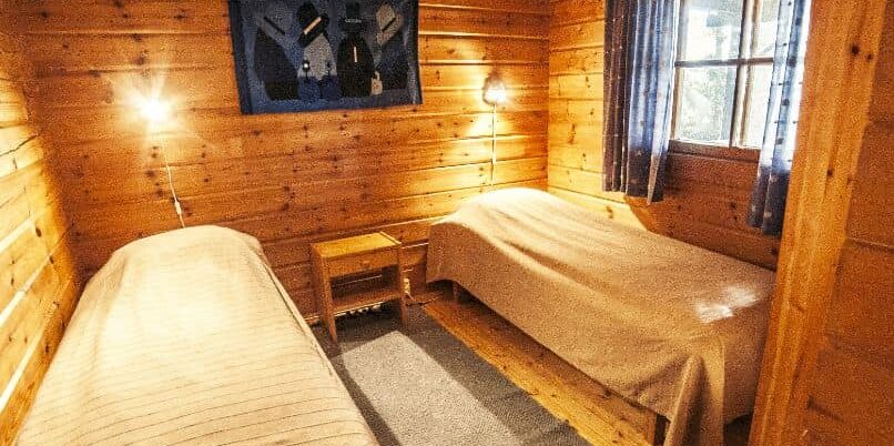 Kodikas kotteria-huone, kaksi yhden hengen sänkyä, luonnonmateriaalit, suomalainen sauna, lämmin ilmapiiri. Kuvaus: Täyden palvelun Suomen Kotteria-vuokrakohde, perheille ja ystäville, luonnonläheistä rentoutumista.