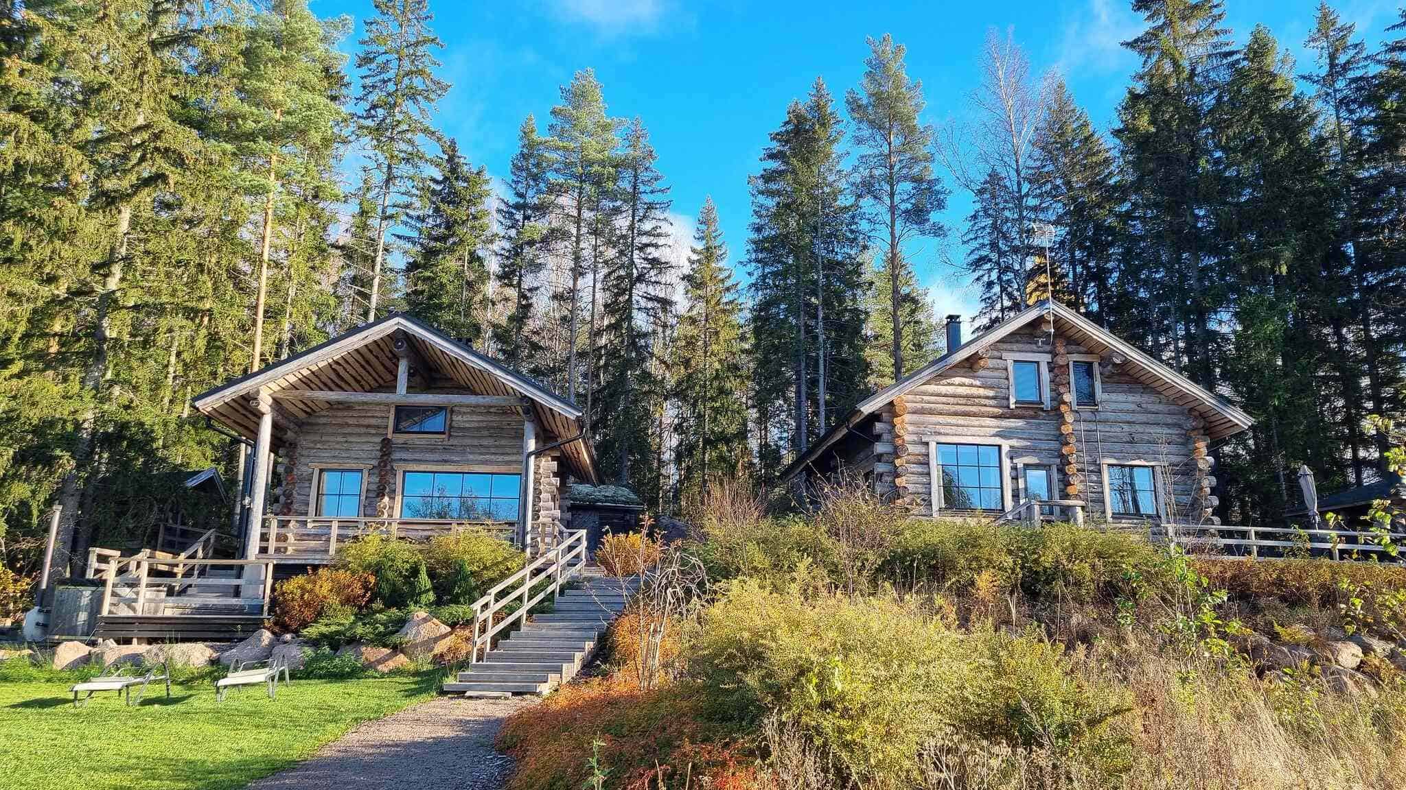 Mökkiloma Pyhtäällä isoissa huviloissa. Kuvassa Villa kaunisvirta, joka koostuu kahdesta rakennuksesta: päämökki ja saunarakennus