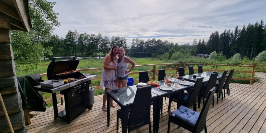 Kesäpäivä Suomen Kotteria mökin terassilla, grillaus ja ystävien seurassa luonnon keskellä. Laadukas suomalainen mökkimajoitus ja ulkoilumahdollisuudet luonnon keskellä.