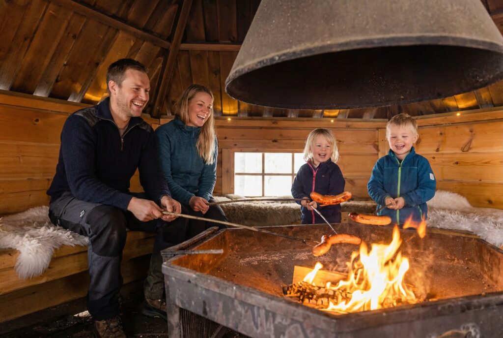 Skitunäsin vuokramökillä viihtyy koko perhe. Lasten kanssa voi grillata kodassa. Vuokramökki Pyhtäällä, lähellä Helsinkiä