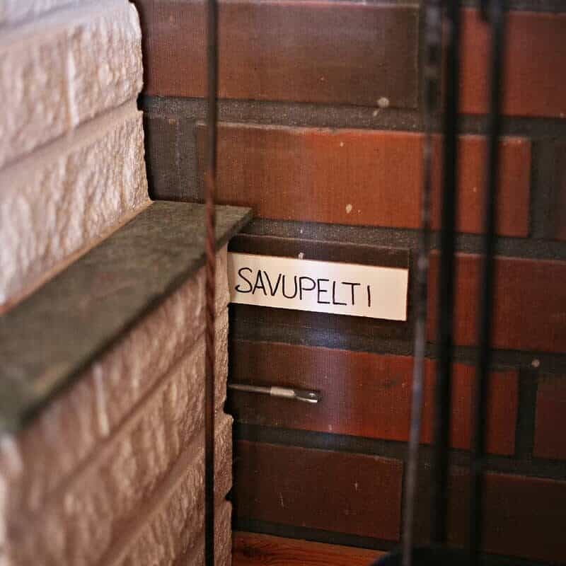Älä unohda savupeltiä, joka on tärkeä osa perinteistä saunaa. Täysin uusi ja toimiva savupelti hirsisaunassa.