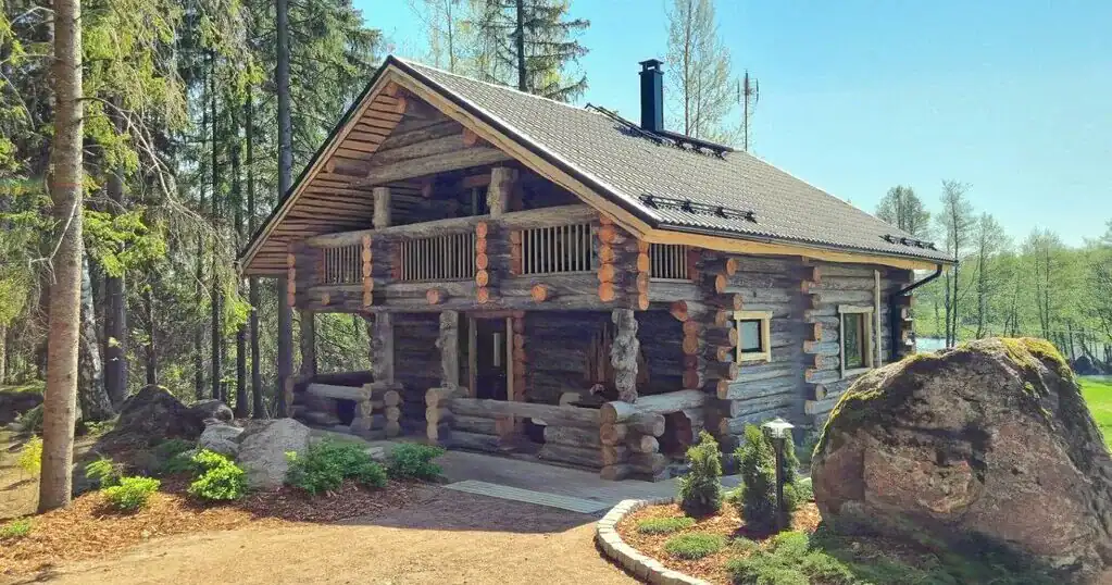 Villa Kaunisvirta, julkisivu. Vuokramökki Pyhtäällä, Kymenlaaksossa 12:lle. Suomen Kotteria Oy mökit Etelä-Suomessa