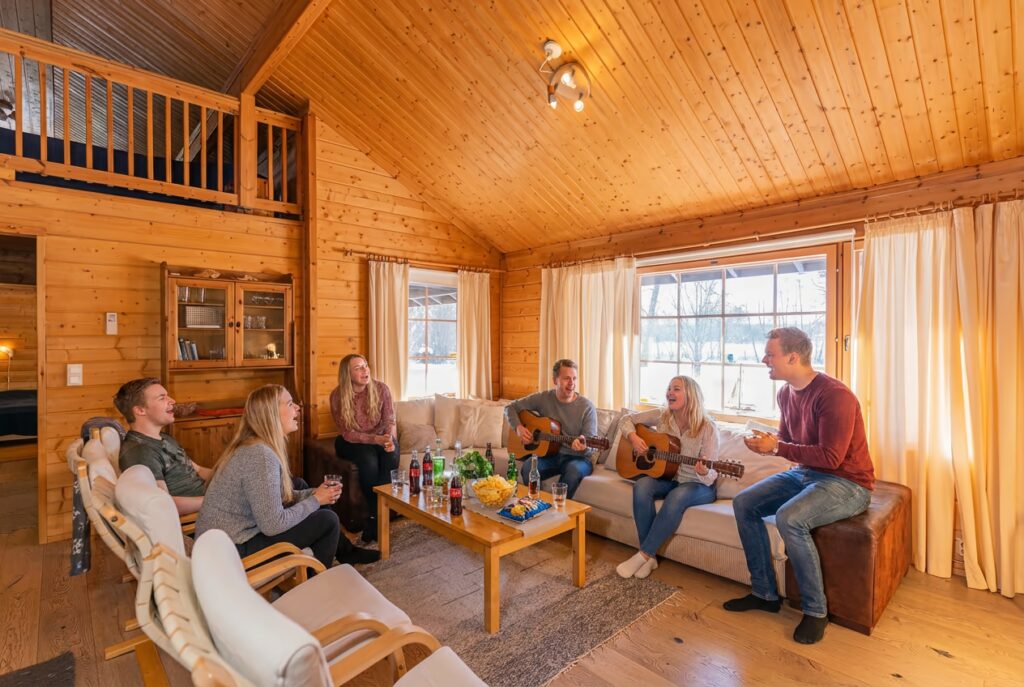 Strukan olohuone on tilava isommallekin porukalle. Vuokramökki villa struka, Pyhtää, Kymenlaakso