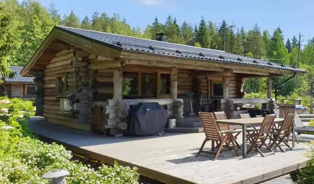 Kivikosken vuokramökki Pyhtäällä soveltuu noin 7 henkilön lomailuun ympäri vuoden. Mökki sijaitsee Kymenlaaksossa, vain noin 110km Helsingistä itään.
