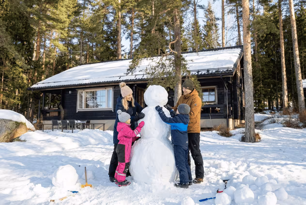 Perheen yhteinen talvipäivä Skitunäsin mökillä. Lumiukon rakentamista Pyhtäällä kymenlaaksossa