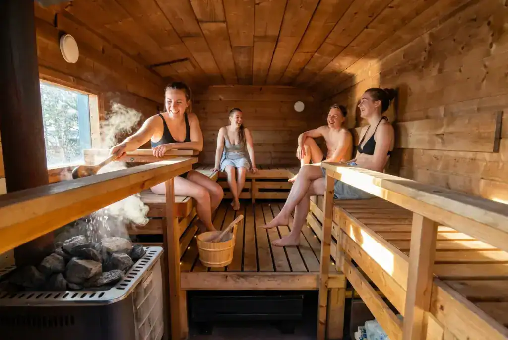 Saunojia Skitunäsin rantasaunassa. Skitunäs villa, vuokramökki Pyhtäällä Kymenlaaksossa, vain noin tunti Helsingistä