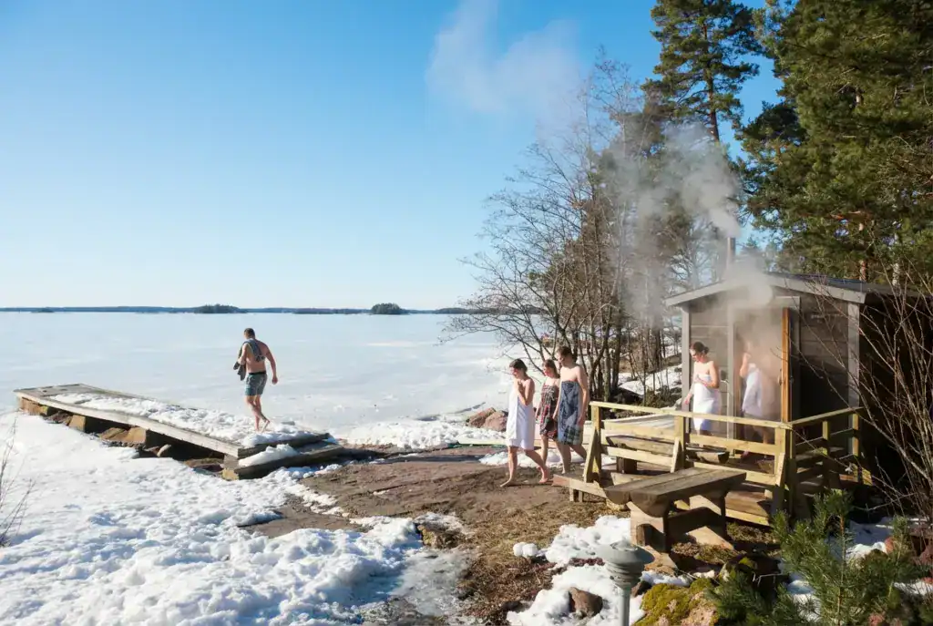 Skitunäsin puulämmitteinen rantasauna käytettävissä myös talvella.