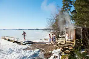 Saunojia Skitunäsin mökin rantasaunalla Pyhtäällä.