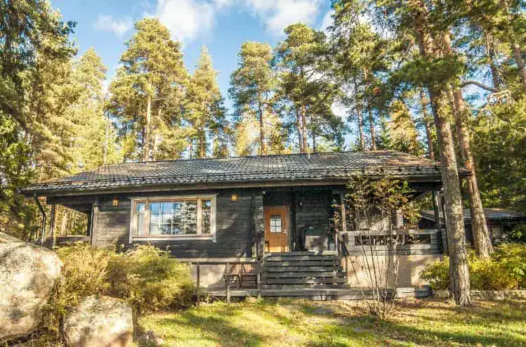 Kivikosken vuokramökki Pyhtäällä soveltuu noin 7 henkilön lomailuun ympäri vuoden. Mökki sijaitsee Kymenlaaksossa, vain noin 110km Helsingistä itään.