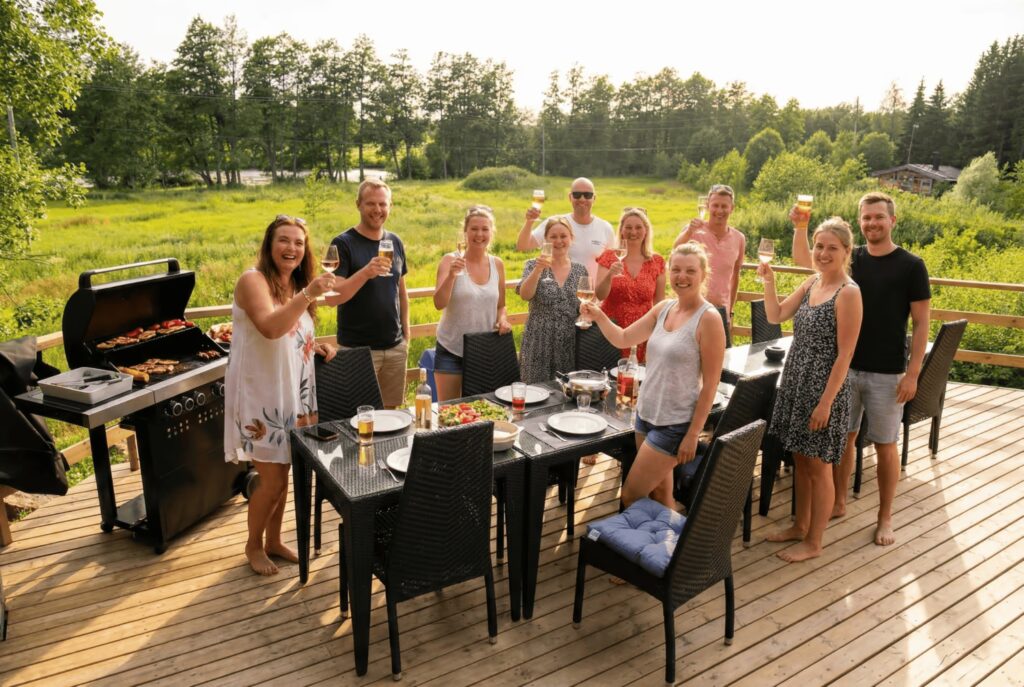Kokouspäivän ruokailu terassilla, villa Kaunisvirta Pyhtää. Suomen Kotterian mökit kymenlaaksossa, vain 110km Helsingistä
